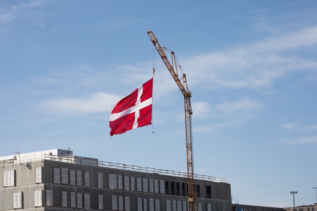 Reg_Nord's tweet photo. Byggeriet af Steno Diabetes Center Nordjylland har nået en milepæl 🇩🇰
Fredag kunne Region Nordjylland markere rejsegildet med flag, krans og takketaler for indtil videre veludført arbejde af håndværkerne. 
#StenoNord #NovoNordiskFond #DiabetesDK https://t.co/HiUBffxnxI