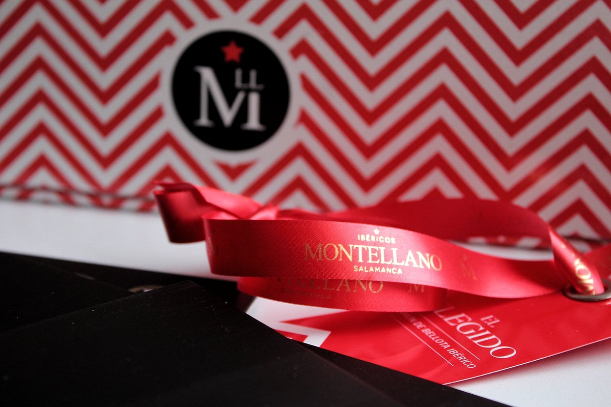 🥓 Ibéricos <a href="/jamonmontellano/">Ibéricos Montellano</a> presenta #ElElegido 2018.

🐖🌿 Su jamón ibérico 100% de bellota de la añada 2018, uno de los mejores años de bellotas procedentes de las fincas más selectas, es uno de los jamones más especiales para la marca.

📲 #RevistaRestauradores