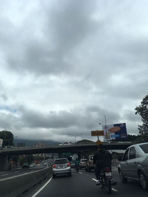 oasistereo1's tweet photo. #ReporteVial Vía:@tumototrafico Autopista #Valle #Coche Con lentitud de vehículos en el puente de San Pedro los chaguaramos vía #plazaVenezuela. #25Ma #OasisVial https://t.co/W6zZ1SR4ky