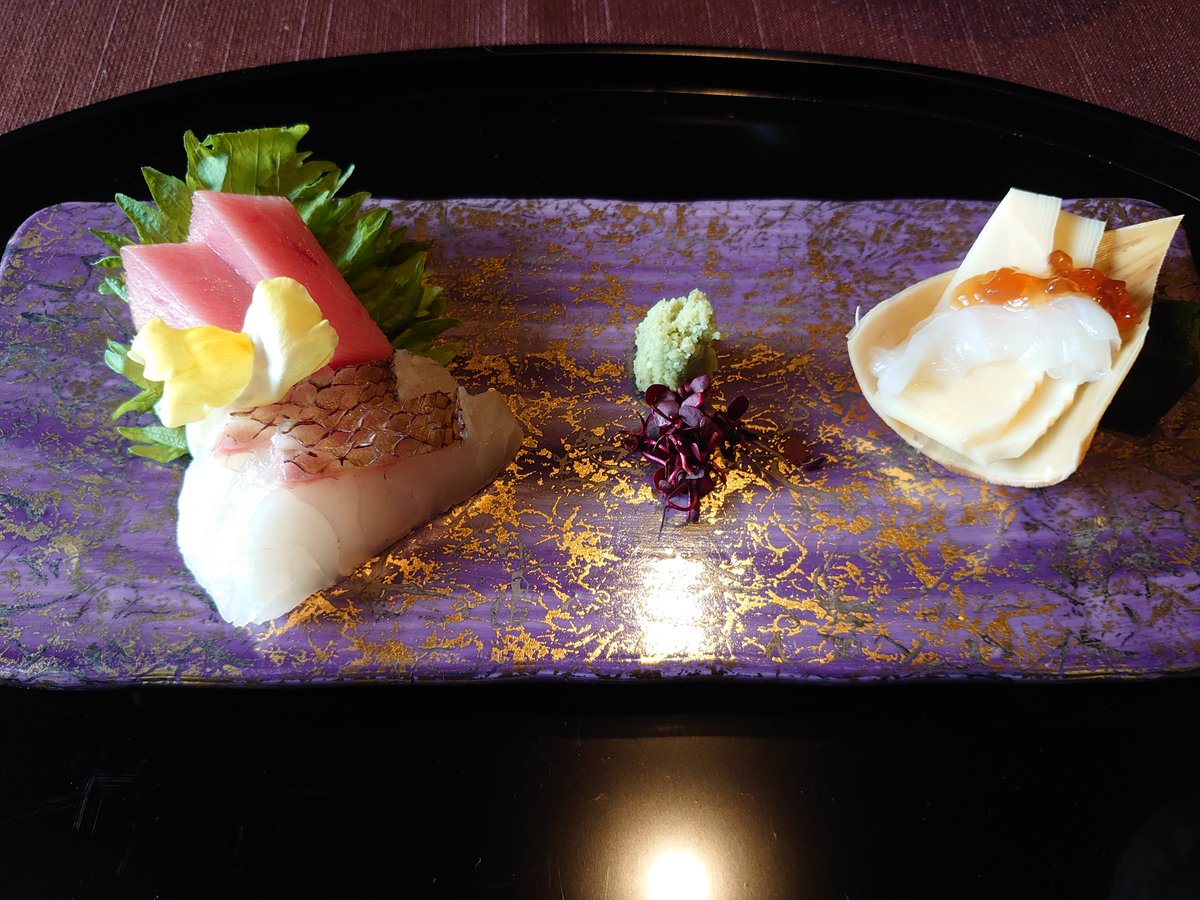 yosinotennin's tweet photo. 今回の飛騨高山の旅は料理旅館 八ツ三館 https://t.co/vLveXJalg8 に宿泊。こちらには何度か泊まってまして、毎回美味しいお料理をいただいてます。館内の調度も落ち着くんですわ https://t.co/hMDiJJmDwc