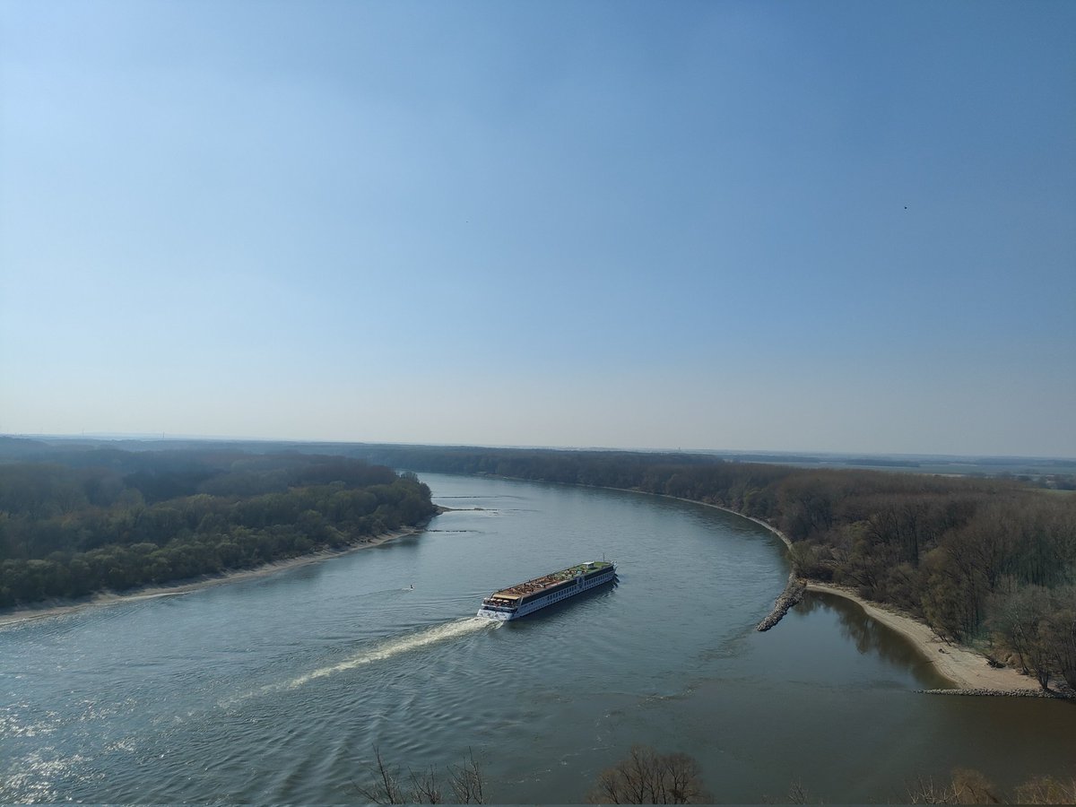 lejeunedutrain's tweet photo. Un paquebot assez impressionnant avec des passagers a son bord, longe le #DevinCastle grâce au Danube, frontière naturelle entre Autriche 🇦🇹 et Slovaquie 🇸🇰. https://t.co/B3N6RdpYuv