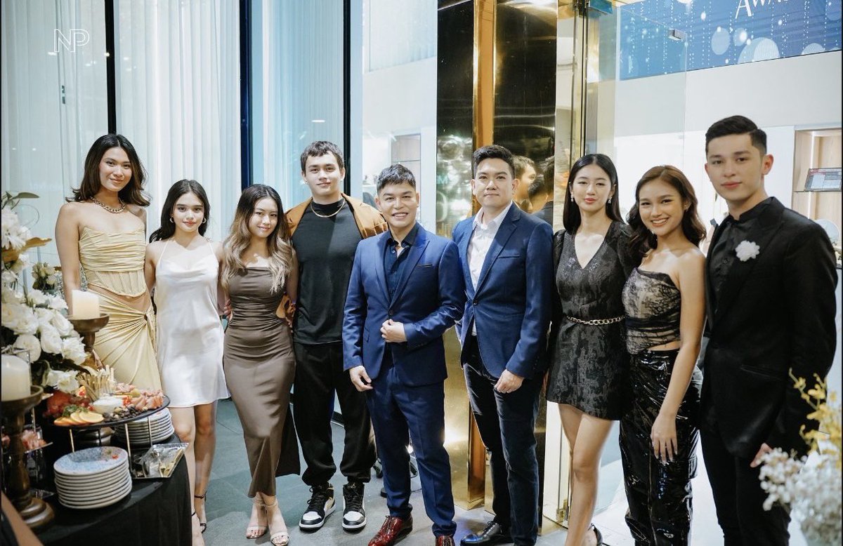 Let’s officially welcome Star Hunt artists Lou Yanong (<a href="/louyanong/">Lou Yanong</a>), Criza Taa (<a href="/mscrizataa/">críza</a>), Kaori Oinuma (<a href="/kaori_oinuma/">Kaori Oinuma</a>), Ashley del Mundo (<a href="/lallainashley/">ash</a>), Karina Bautista (<a href="/MissKareee/">Karina Bautista</a>), Tan Roncal (<a href="/tanredroncal/">Tan</a>), and Aljon Mendoza (<a href="/AljonMendoza_/">Aljon Mendoza</a>) as Avignon Ambassadors!✨