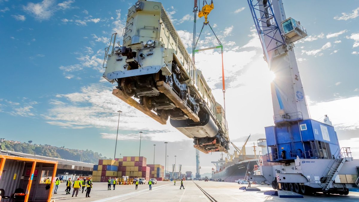 Quinenco_'s tweet photo. #NoticiasQuiñenco | #SVTI descargó su primera carga de proyecto 2022.

Conoce más del desembarque de la #locomotora para el operador ferroviario #TRANSAP, en el siguiente enlace 🔗 https://t.co/ciyztaav96 https://t.co/7UZFNo48qI