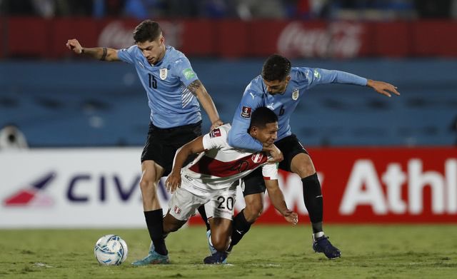 RT @UruguayFootENG: This photo of Valverde and Bentancur vs. Peru has gone viral in Uruguay https://t.co/T4rYtDBxXf