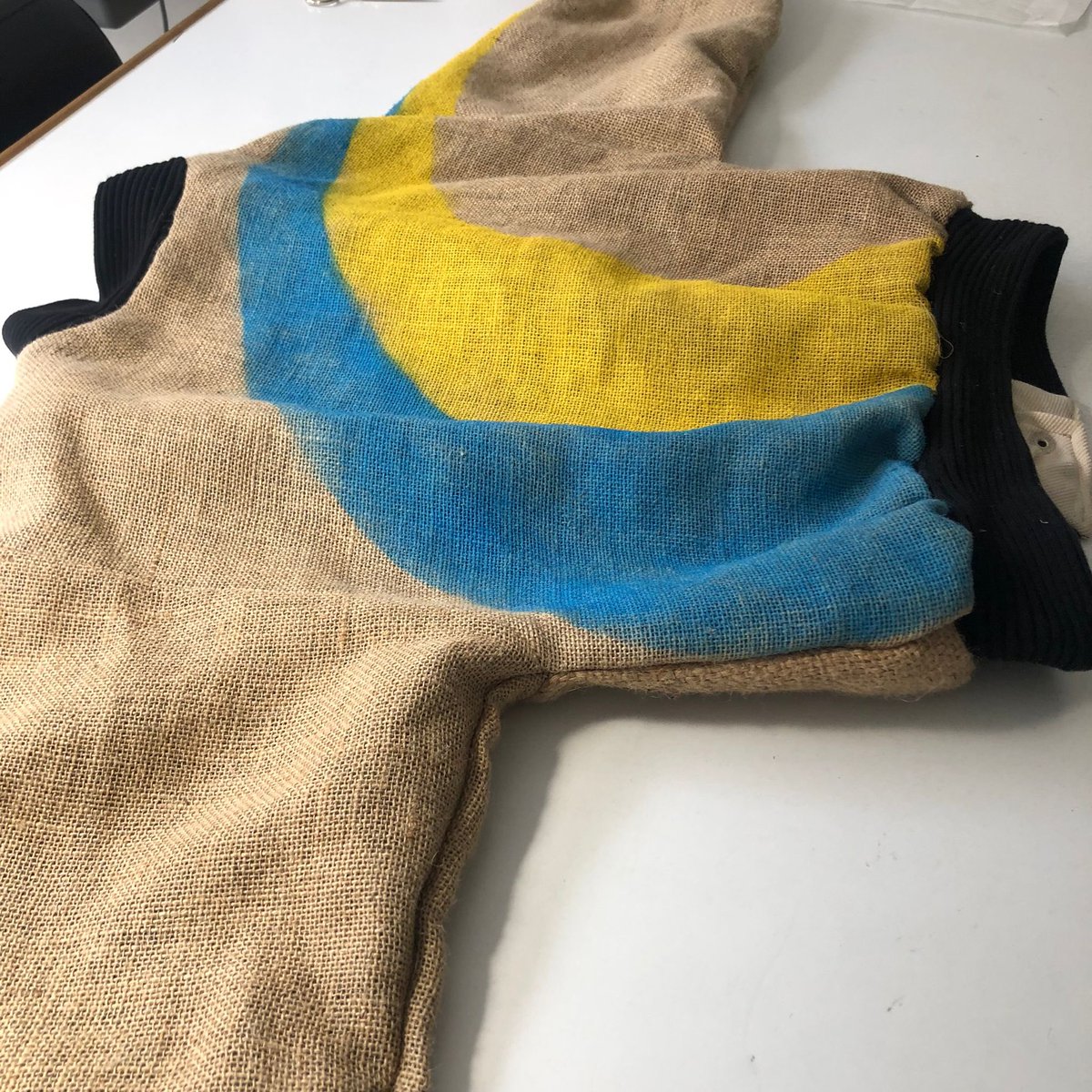 _socratesl's tweet photo. Mi amigo @hernandezo__ ha decidido aportar su granito de arena para recaudar fondos para los refugiados afectados por la guerra diseñando y creando esta bomber unisex “Under the same sun” 🇺🇦. Aquí os dejo el enlace de la subasta benéfica https://t.co/BuKYFvL5H4 https://t.co/DsSHYD7kGo
