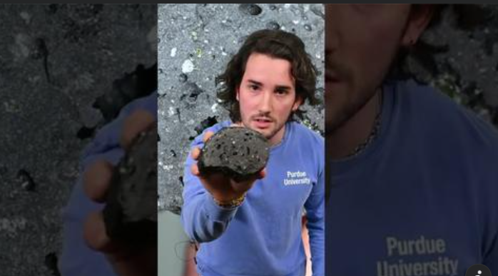 PurdueSOS's tweet photo. Click it, like it, SHARE it! Today's #1minscience is Purdue University grad student Hunter explaining volcanoes on the Moon! https://t.co/oYqID1vmwJ https://t.co/B0L59XxJI8