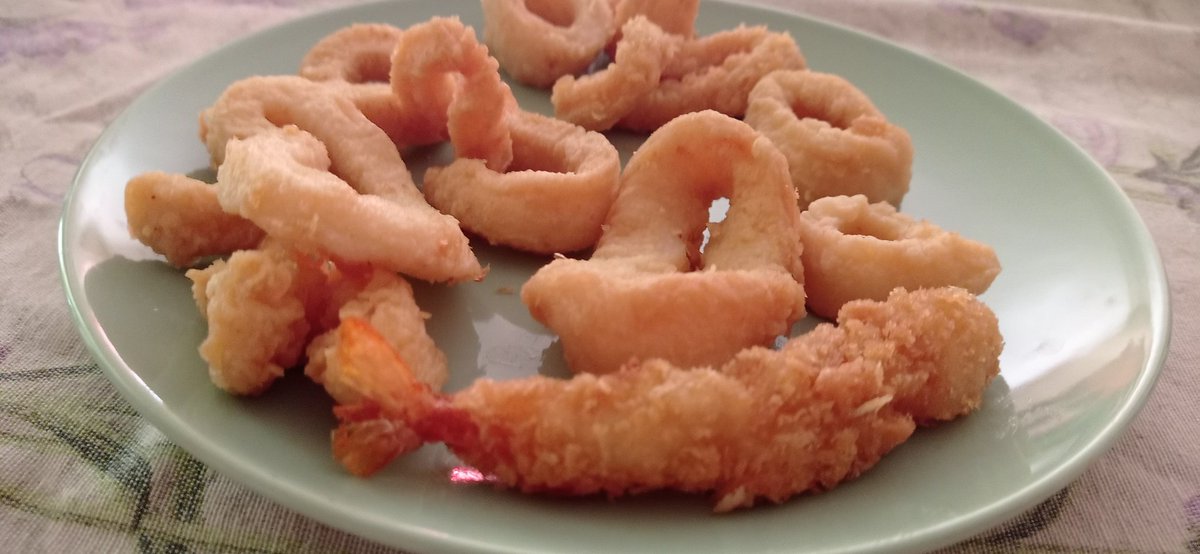 PedrettiFly's tweet photo. Fruitta di Mare #seafood #octupusfry #prawns https://t.co/TcWqVRF1P4