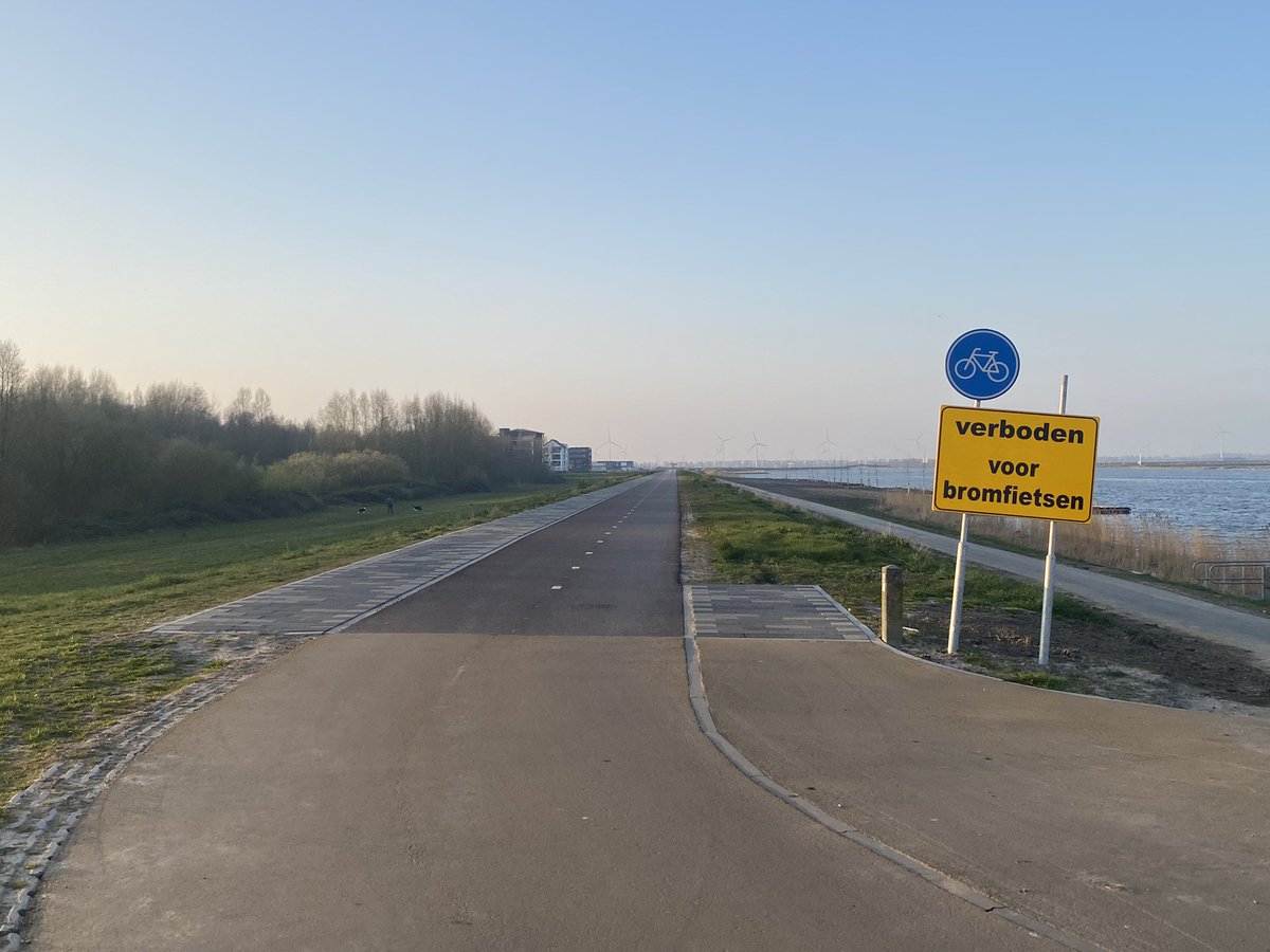 Hier is een strak nieuw stukje van ons fietsparcours te zien onder een strak blauwe lucht! Wat was het een mooie dag vandaag om te trainen voor de Zeewolde Endurance: Sprint, Olympic Distance of Middle Distance. Heb jij je keuze al gemaakt? Schrijf je in via onze nieuwe website!