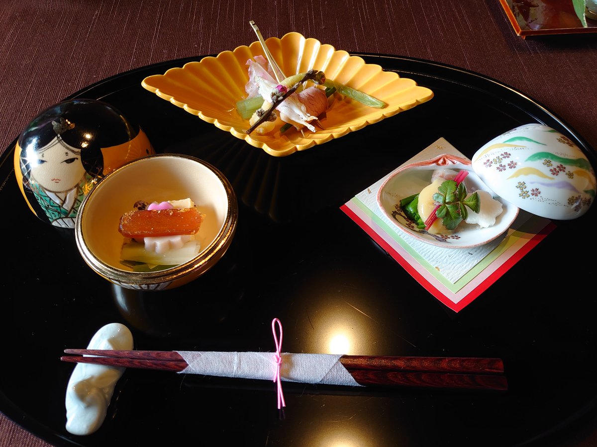 yosinotennin's tweet photo. 今回の飛騨高山の旅は料理旅館 八ツ三館 https://t.co/vLveXJalg8 に宿泊。こちらには何度か泊まってまして、毎回美味しいお料理をいただいてます。館内の調度も落ち着くんですわ https://t.co/hMDiJJmDwc