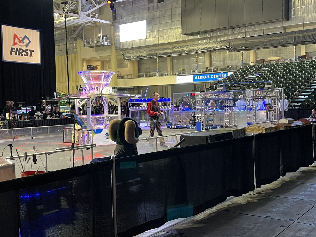 Kramer_SQL's tweet image. Great Northern Regional Day 2 - Opening Ceremony with the master of ceremonies @YojiShimizu @FRCTeams #omgrobots @ProDigi3277