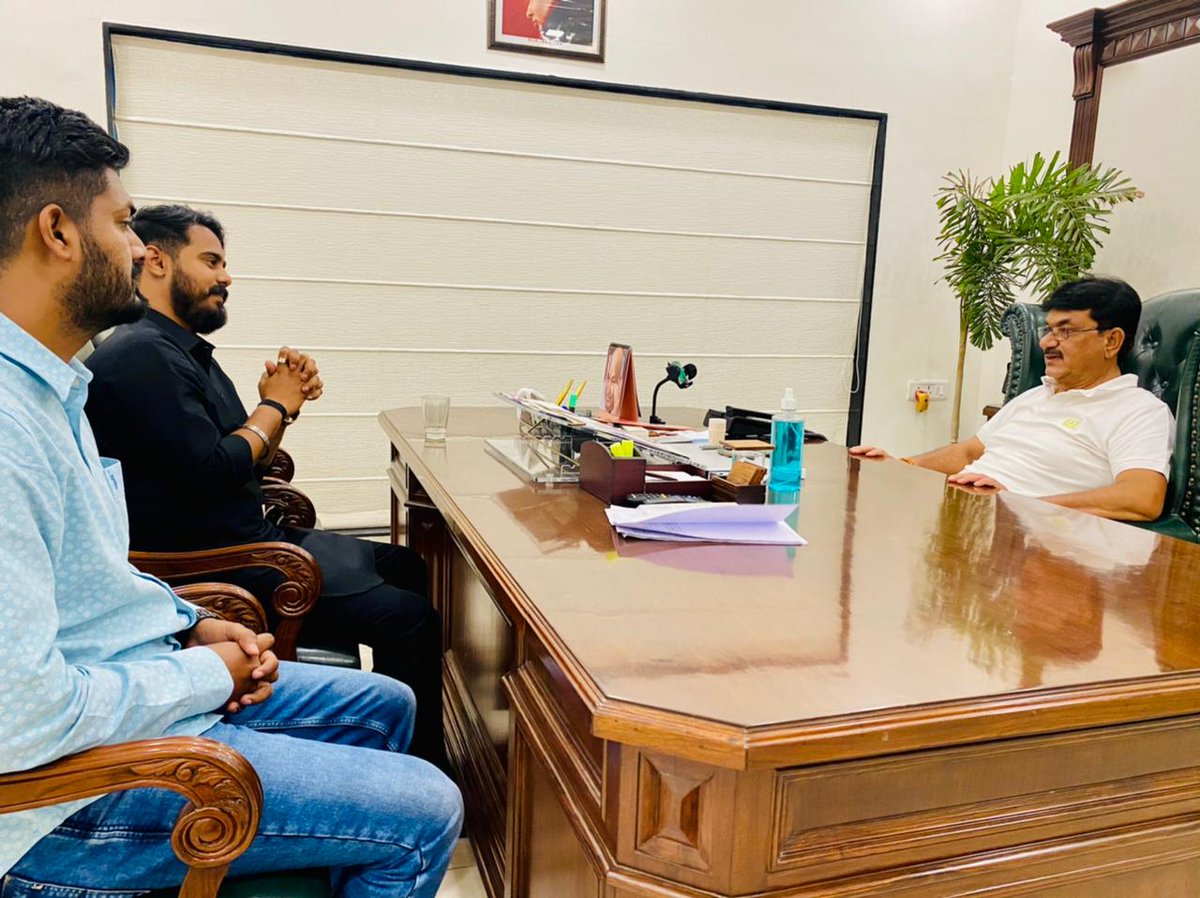 आज भोपाल में
 ग्रामीण पँचायत विकास मंत्री श्री @Iamsisodia1 जी सिसोदिया संजु भैय्या से सौजन्य भेंट कर उनकी कुशलक्षेम जाना व विभिन्न विषयों पर चर्चा की जब भी मुलाकात होती नई ऊर्जा आपसे मिलती है #धन्यवाद संजू भैय्या 🙏✌️🚩