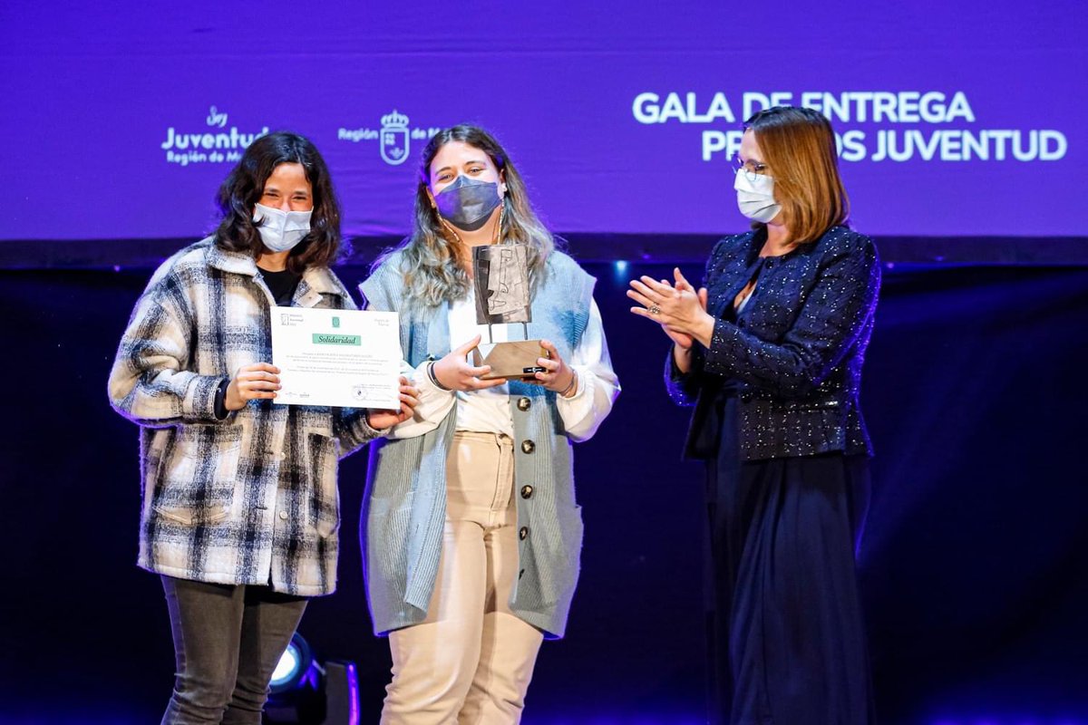anamc91's tweet photo. Ayer @crespotino y yo tuvimos la suerte de acudir a los #PremiosJuventud de la @regiondemurcia para recoger, en representación de @AledoUniv, el premio a la #Solidaridad por el proyecto de voluntarido en @CaritasRMurcia

Muchas gracias @murciatotal

📸 ➡️ @VicepresidenRM @ifranco https://t.co/ZCNXoegTjm
