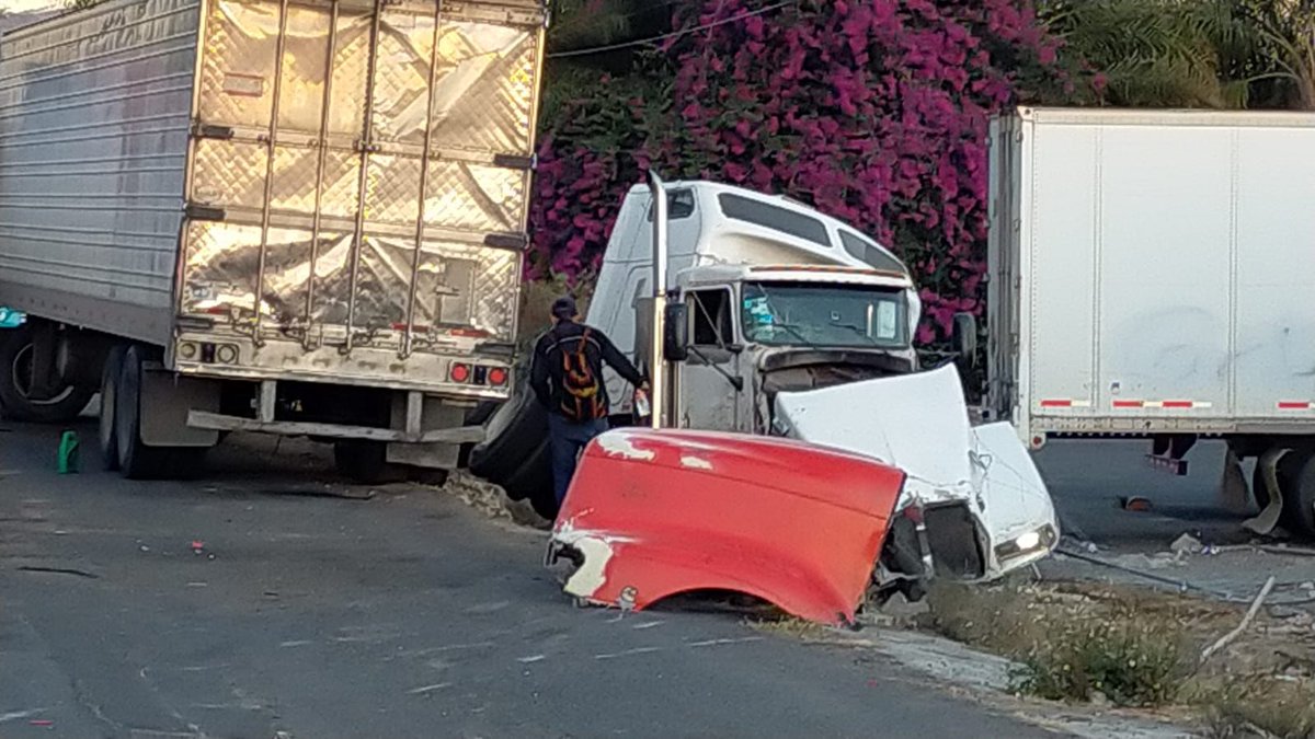 Trafico_ZMG's tweet photo. ⚠ #Atención ⚠Tráfico pesado en Carretera a Nogales, a la altura de la Venta del Astillero; se debe al choque entre dos tráileres #ReporteZMG https://t.co/iaMtjBCbkY