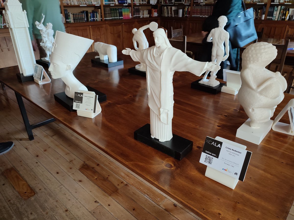 CompDigEdu_SA's tweet photo. Visita muy enriquecedora en @escjsalamanca junto a @Ecotisa_ para ver el trabajo desarrollado en el centro con #impresión3D. Interesante cómo trabajar insterdisciplinarmente junto con estas piezas de @MPF3D https://t.co/zZrr9xlaHT