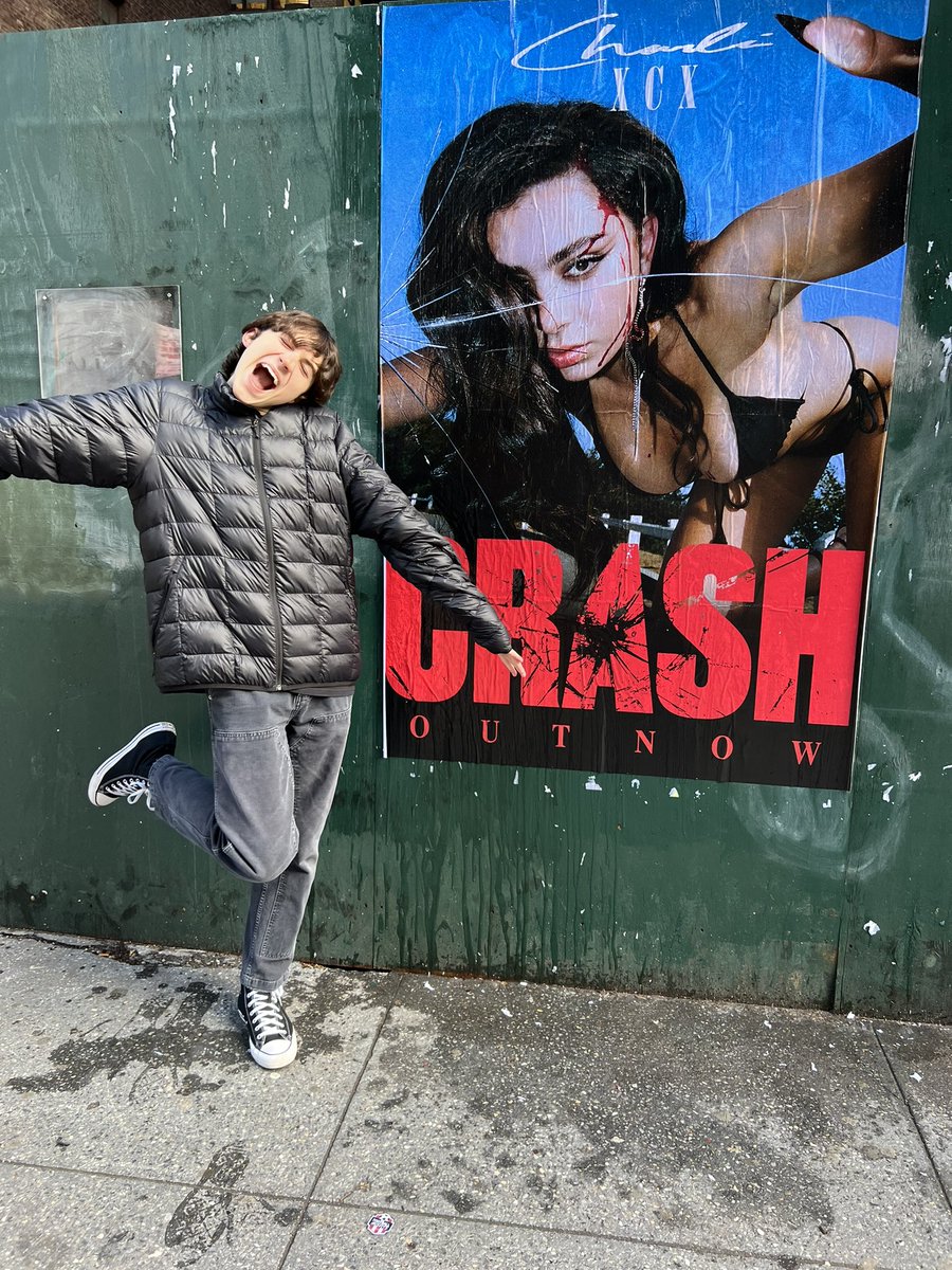 imseanlewin's tweet image. @charli_xcx @FckyeahCharli spotted by msg in manhattan!!! 🚗💥💓