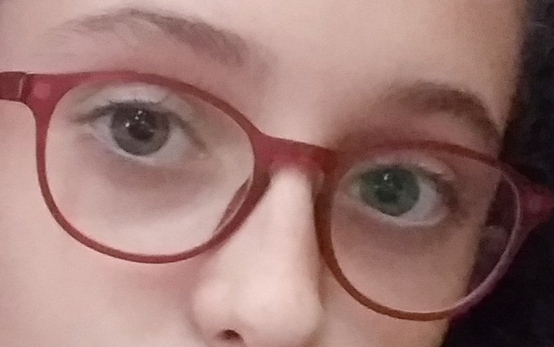 magemero's tweet photo. Hola. Mi hija ha perdido sus gafas. Las rojas de la foto. Ayer, entre el @IITGALILEO  parque de las comunidades, calle Cisneros. Por si alguien las ha encontrado 🙏🙏 @Hardcorcon @PoliciaAlcorcon https://t.co/nwUQaVQLem