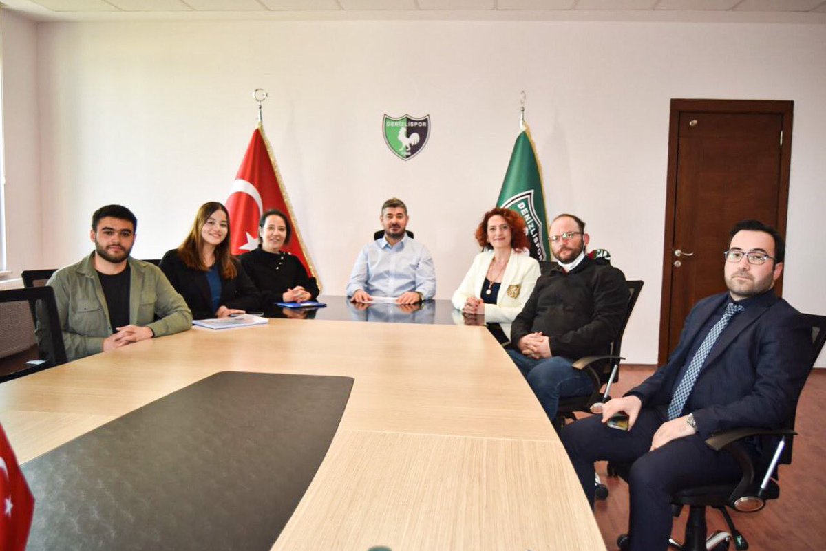 Hazar Takımı olarak, Altaş Denizlispor’u ziyaret ettik. Misafirperverlikleri ve ilgileri dolayısıyla kulüp başkanı Mehmet Uz ve başkan yardımcısı İzzet Çağlar Altunbaş’a teşekkür ediyor, şehrimizin en önemli markası Altaş Denizlispor’umuza başarılar diliyoruz.