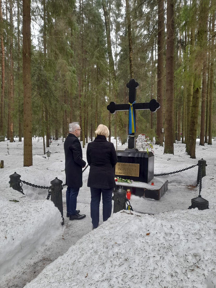 PLinRussia's tweet photo. Посол Кшиштоф Краевски возложил цветы на Левашовском мемориальном кладбище, где в сталинские времена были расстреляны 🇵🇱🇺🇦🇮🇱🇱🇹🇱🇻🇪🇪🇮🇹🇫🇮.
 Память об убитых тоталитарной системой особенно важна сегодня. https://t.co/zufCXfor5p