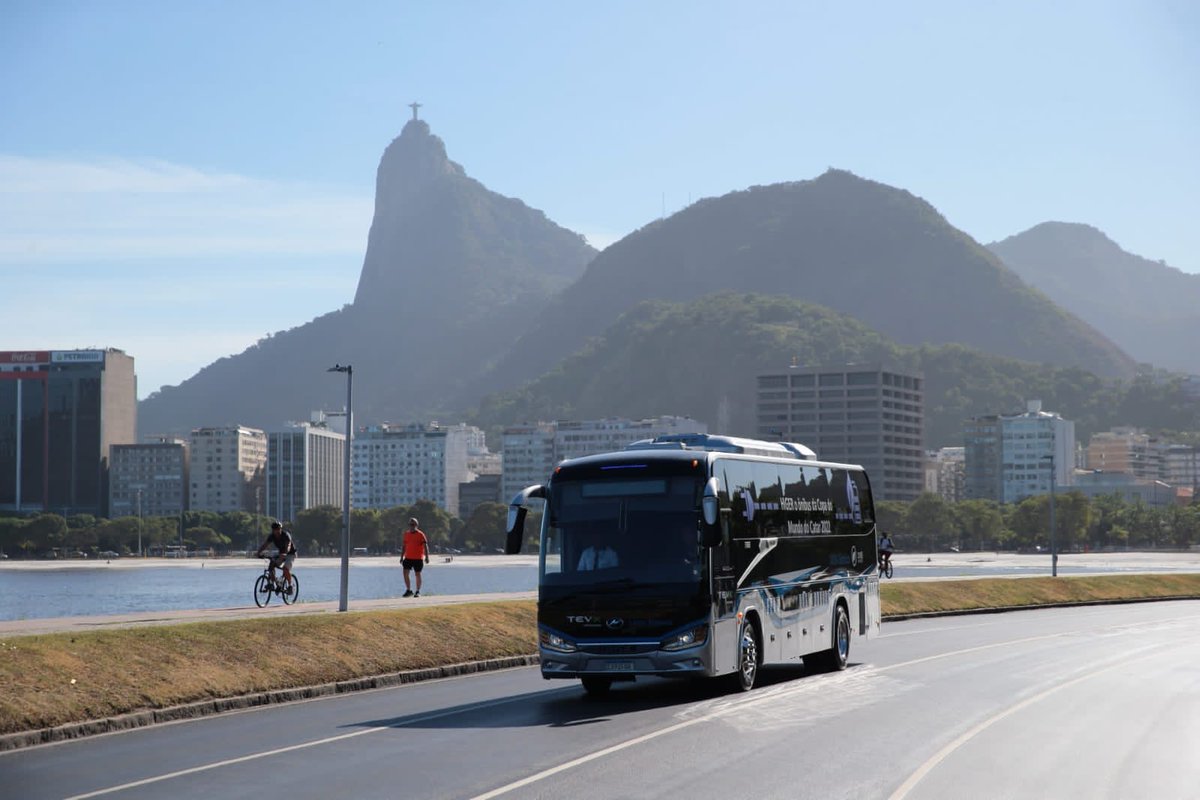 HigerBrasil's tweet photo. TEVX MOTORS  representantes da Higer Bus no Brasil, lançam oficialmente no Rio de Janeiro o modelo de fretamento 100% elétrico,levando os convidados ao jogo do Brasil X Chile. Esse modelo da Higer vai servir o transporte na copa do mundo . Higer Bus enviou 1.815 unds para o Catar https://t.co/Wg6kDs7iJe
