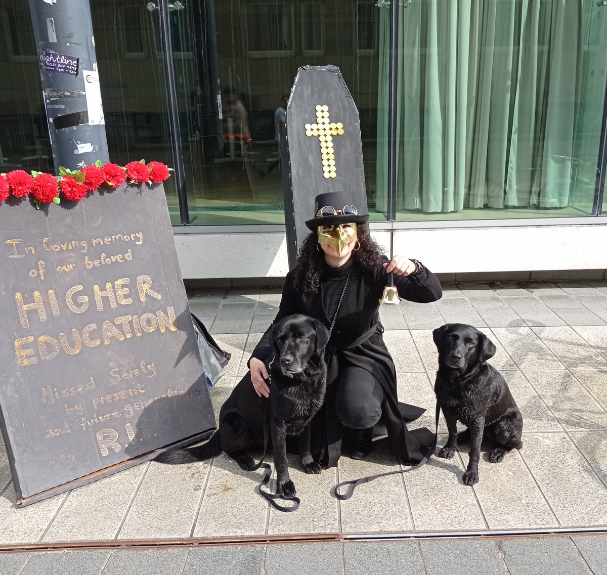 Marta_BerVal's tweet photo. Black labs support the Gothic side of the strike 👻 See you at 3pm! #FourFights #FourCoffins #OneOfUsAllOfUs #OneOfUsDiesAllOfUsDie #RIPHigherEducation https://t.co/du4fs6D6rZ