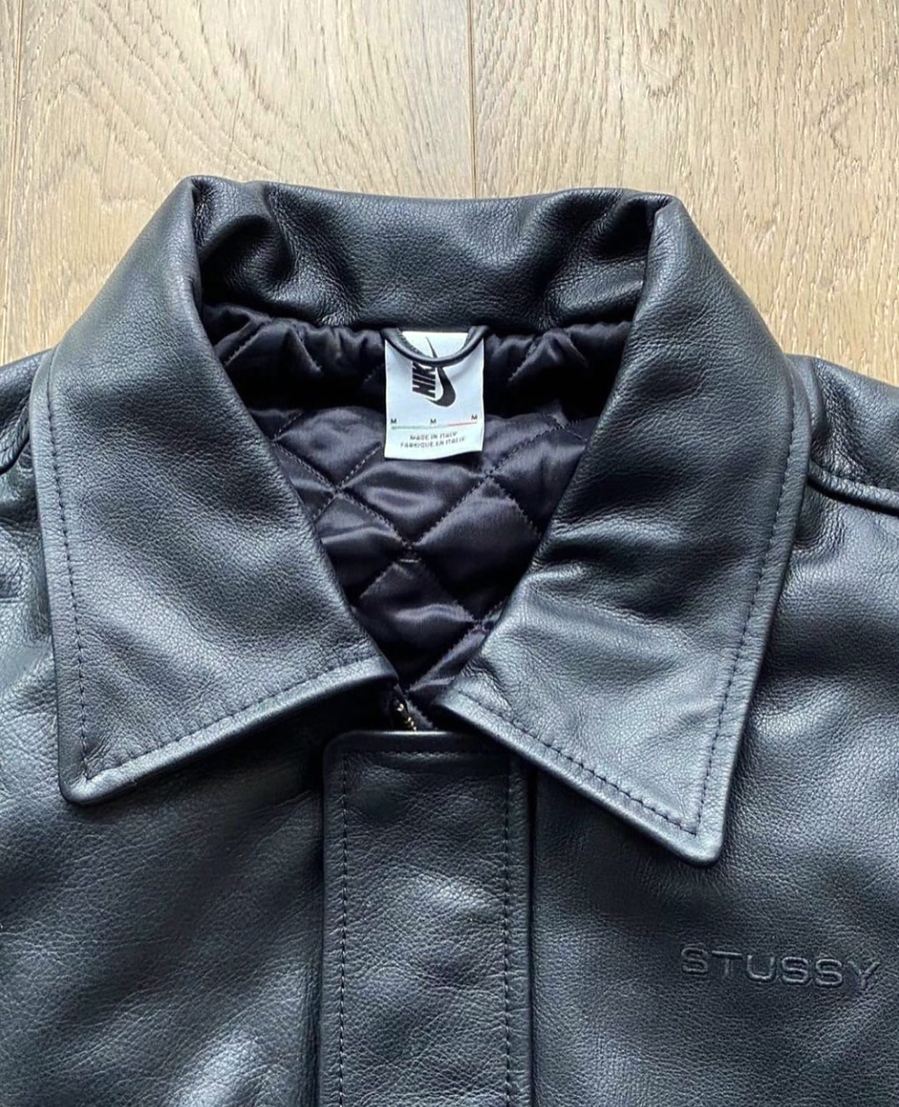 evolución recluta Por Fashion Drops on Twitter: "Stüssy x Nike Leather Jacket (limited to 25  pieces) worn by Jordan Vickors https://t.co/x07ZN3UJ9D" / Twitter