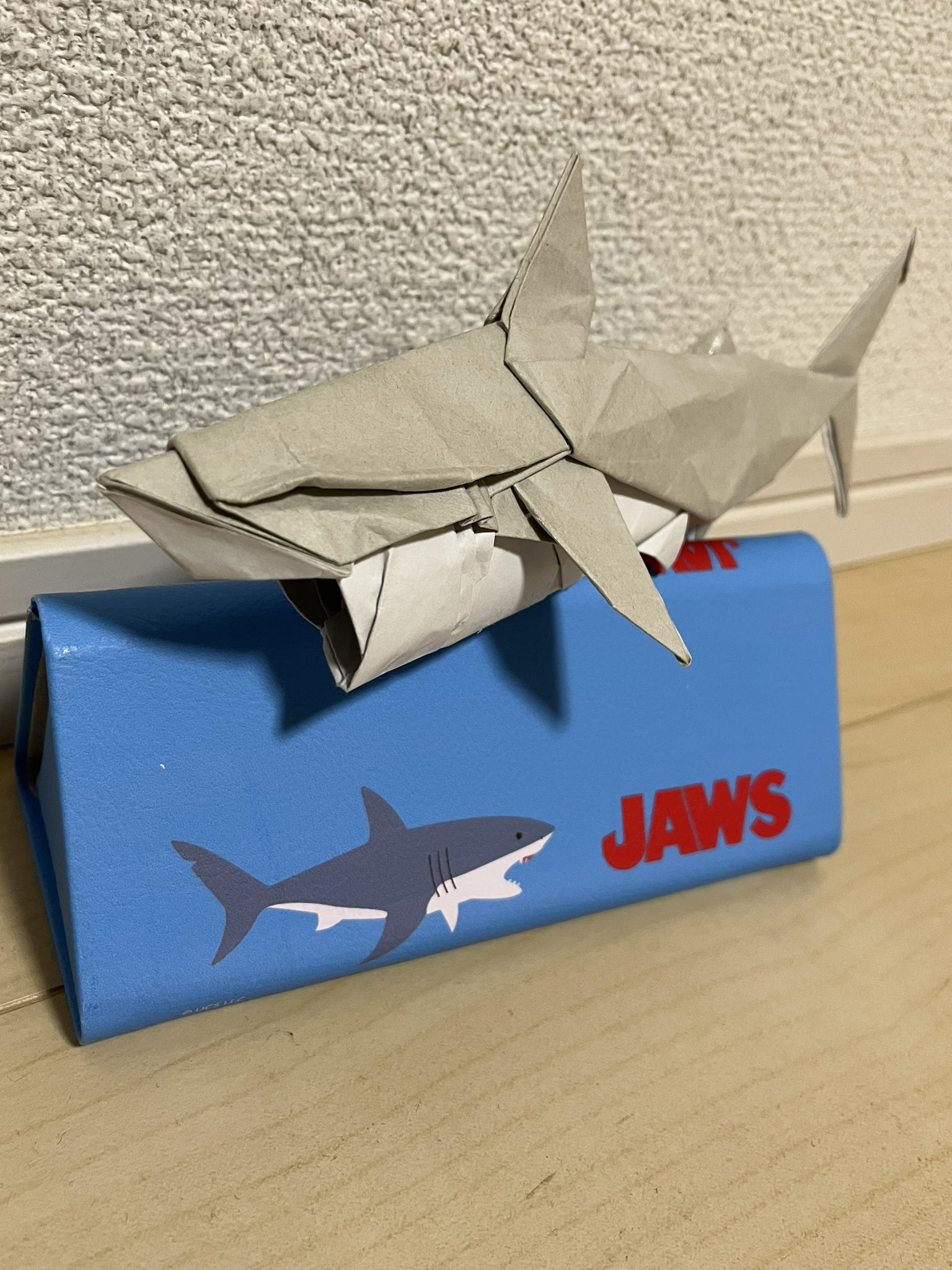 Twitter 上的 折り紙職人 神谷哲史さんの ホホジロザメ 水生生物の折り紙 より 35 グレーのビオトープと白の普通紙を貼り合わせた紙を使用 やっとこの本で 一番折りたかった神谷さんの作品を折りました サメ好きなのでサメ メガネケースとikeaのサメと