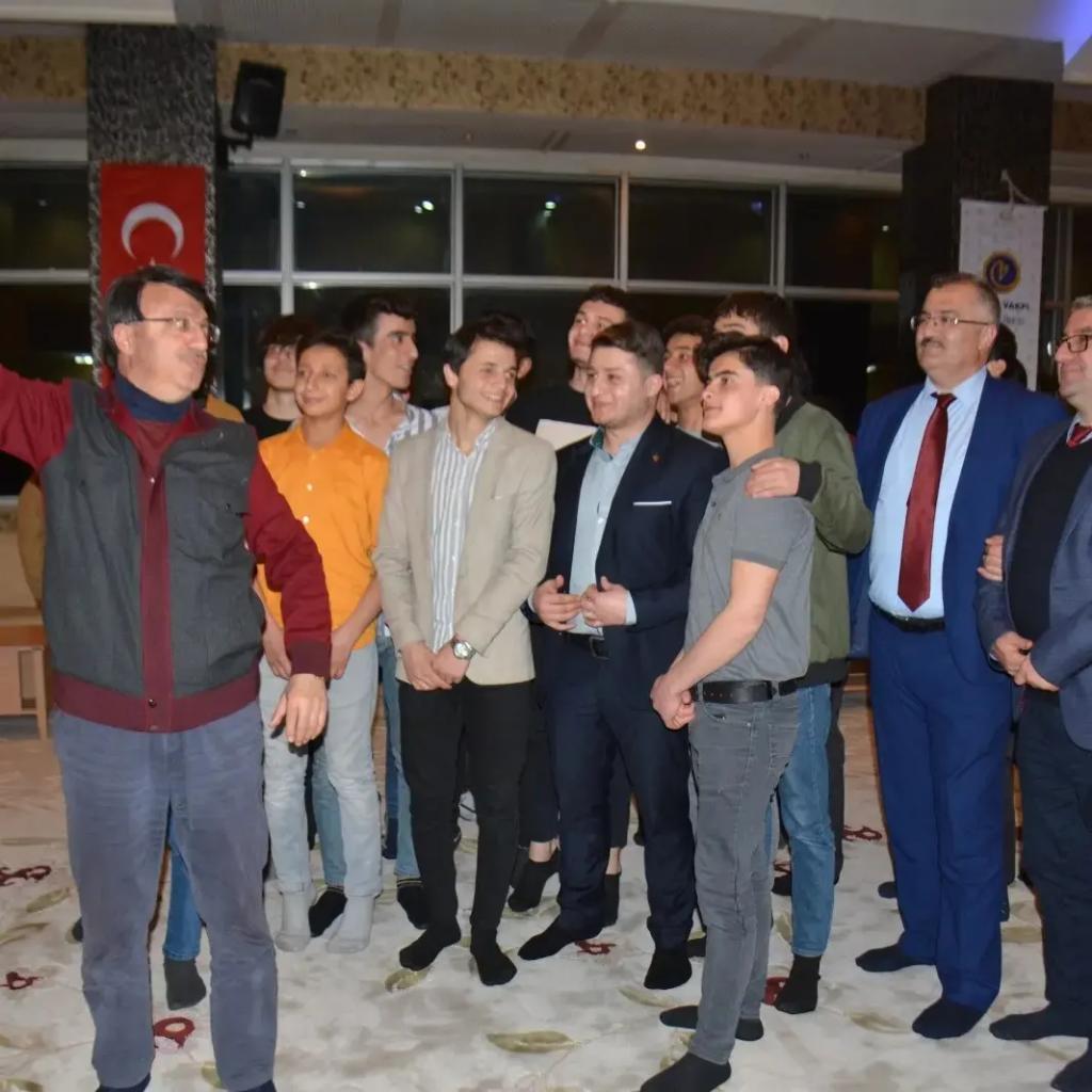 GencBirlik65's tweet photo. Genç Birlik Van şubesi olarak sıra gecesi programı düzenledik .Bu gecemize teşrif eden  Van Ak Parti İl Başkanı Kayhan TÜRKMENOĞLU ve Van İl Milli Eğitim Müdürü Hasan TEKVE 'ye teşekkür ederiz.. 
Adem aydın
@kayhanturkmenoglutr @ismailhakkiekin @mstfalkn25  @erolmuhammed https://t.co/THSXQVTPSU