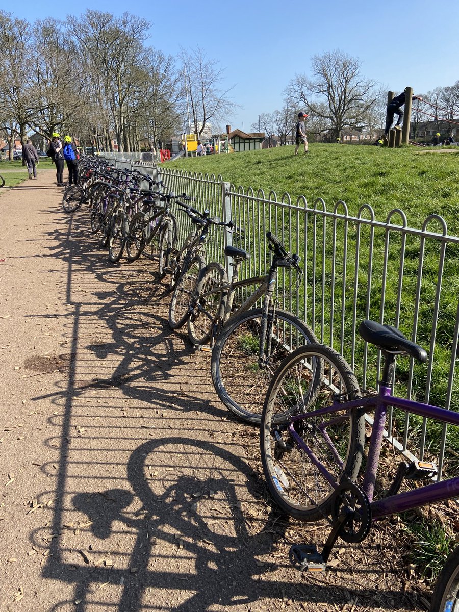 BikeDoctorDave's tweet photo. 40 bikes 40 very excited kids #jesmonddene ⁦@Hadrian_Park⁩ Friday afternoon cycle ⁦@bike4healthorg⁩ #bestwaytotravel https://t.co/FD8SGStxlz