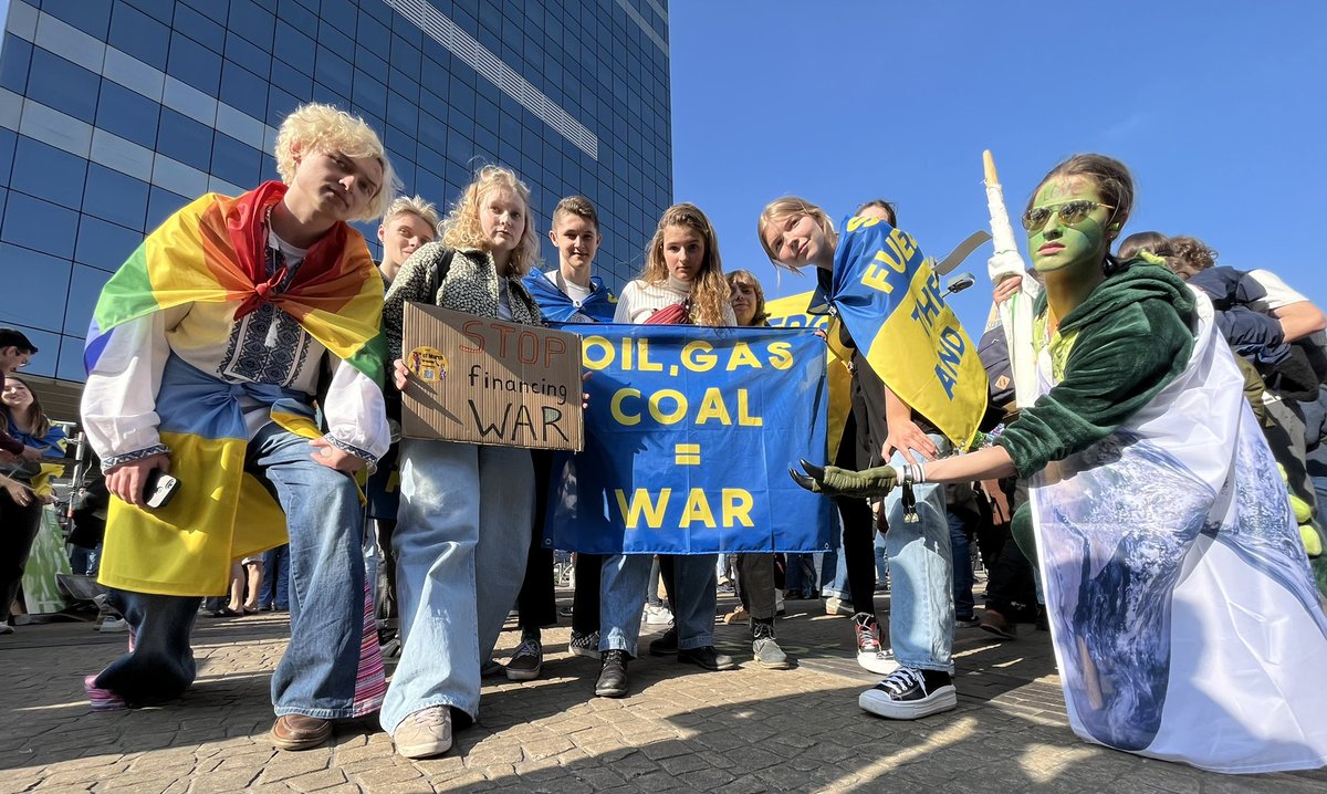 Together demanding #ClimateJustice and #EmbargoForPeace in the streets of Brussels. It was amazing 🔥 #ClimateStrike week 63