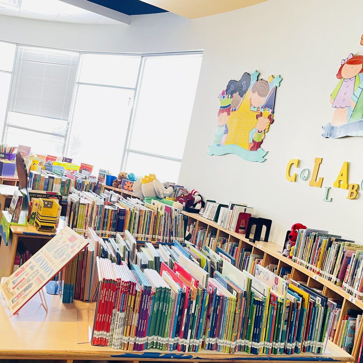 Tobi0822's tweet photo. 🗣 Special “Thank You” to @delaneybooks for updating our school library with over 2,000 new books!📚 Our lil tigers &amp; staff can’t wait to check out the reading material. Special shout out to 🤗 J’aime, Suzanne, Cynthia, Dallas &amp; Melissa. @FARIASECC @HISDLibraryServ @HISDECH https://t.co/nOm3O08w4P