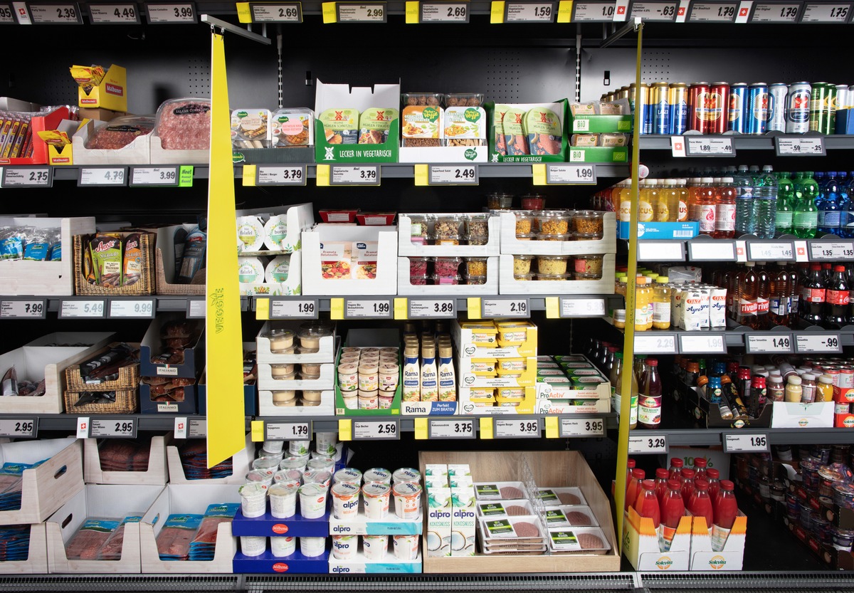 CafeBrioche's tweet photo. Les magasins Lidl sont assez petits, on y trouve beaucoup moins de références que chez les concurrents, ce qui facilite le choix du consommateur. 🤔 https://t.co/AscPmIY6oq