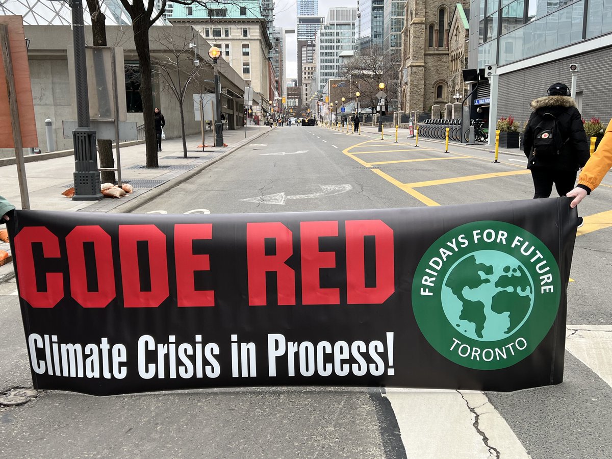 TOforFuture's tweet image. BREAKING: YOUTH LED CLIMATE BLOCKADE IN TORONTO @ WELLINGTON ST W &amp;amp; SIMCOE ST

Join us in calling on @RBC and Canadian banks to stop investing in fossil fuels &amp;amp; climate failure ✊💚 (more info in thread)

#FridaysForFuture #PeopleNotProfit #ClimateAction #Toronto #GTA #TOpoli