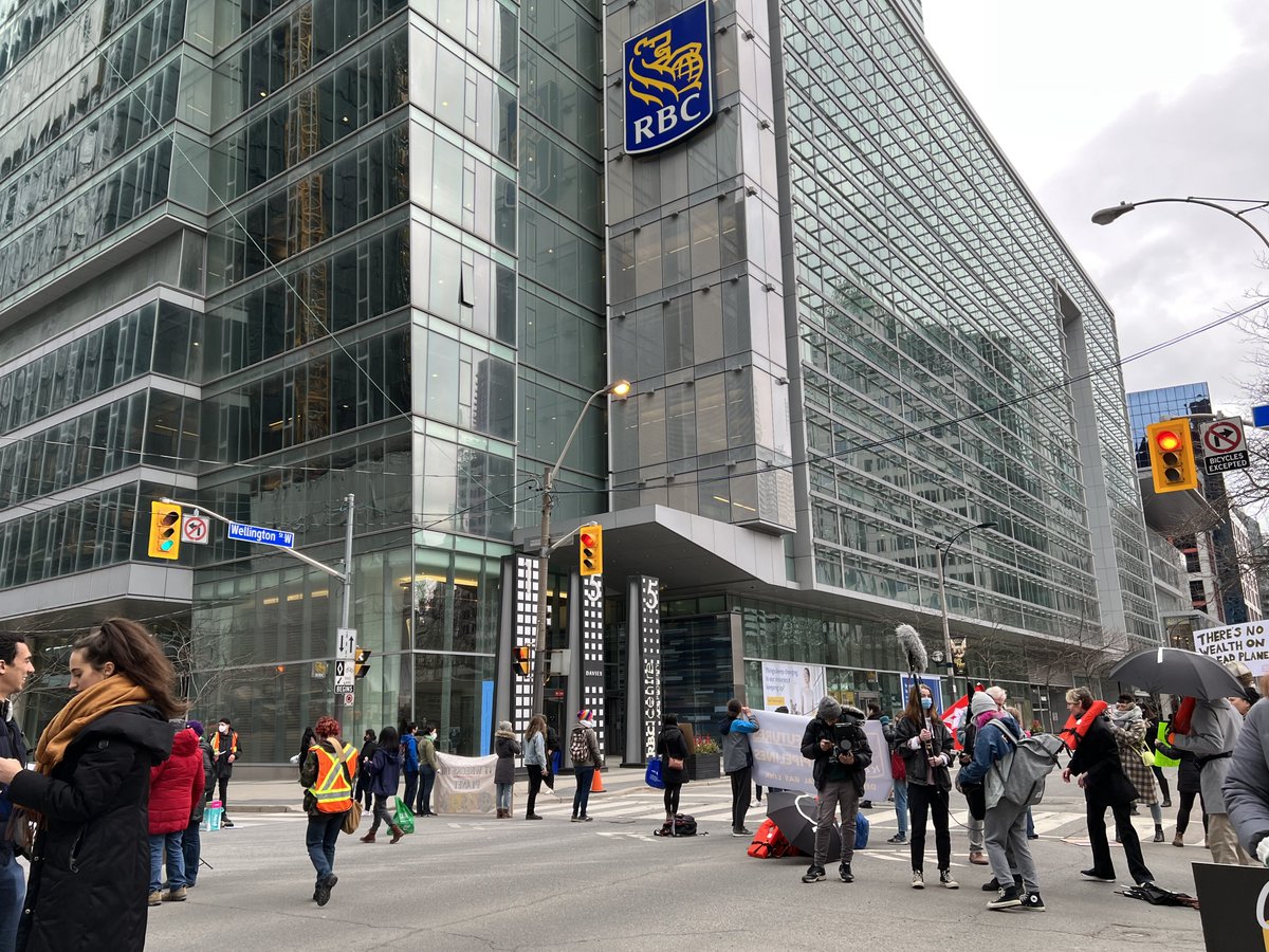 TOforFuture's tweet image. BREAKING: YOUTH LED CLIMATE BLOCKADE IN TORONTO @ WELLINGTON ST W &amp;amp; SIMCOE ST

Join us in calling on @RBC and Canadian banks to stop investing in fossil fuels &amp;amp; climate failure ✊💚 (more info in thread)

#FridaysForFuture #PeopleNotProfit #ClimateAction #Toronto #GTA #TOpoli