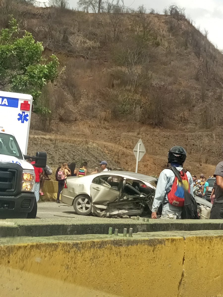 #AGMA Accidente subiendo a Caracas, pasando jardines del cercado.  Tomen sus precauciones quienes van a la ciudad capital.
(3:08 p.m.) 

Vía <a href="/milialt/">milenna altuve</a>