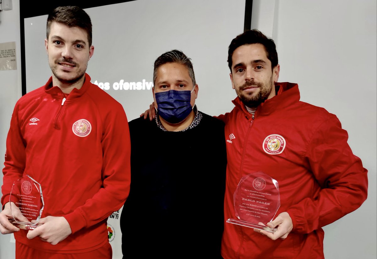 1️⃣0️⃣0️⃣ 𝗣𝗔𝗥𝗧𝗜𝗗𝗢𝗦 en #Tercera con el <a href="/jovesanvicente/">FCJ Español de San Vicente</a>.

5️⃣ 𝐓𝐄𝐌𝐏𝐎𝐑𝐀𝐃𝐀𝐒 consecutivas en el club.

❤️𝐹𝑒𝑑𝑒 𝑅𝑜𝑚𝑒𝑟𝑜🤜🤛𝑃𝑎𝑏𝑙𝑜 𝑃𝑎𝑔𝑎́𝑛🖤

🤩El club ha querido reconocer sus trayectorias en el equipo antes del entreno🔝

#SomosSanVicente | #VamosJove 🔴⚫️
