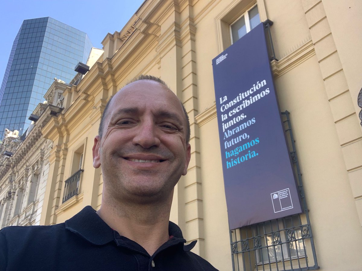rmartinezdalmau's tweet photo. Imposible ocultar la emoción de iniciar este importante periodo en Chile en un momento histórico, cuando el pueblo chileno está debatiendo su primera constitución democrática. Una constitución hecha desde abajo, que aprenderá del pasado y señalará con valentía hacia el futuro. https://t.co/vY2JN6p9Vu