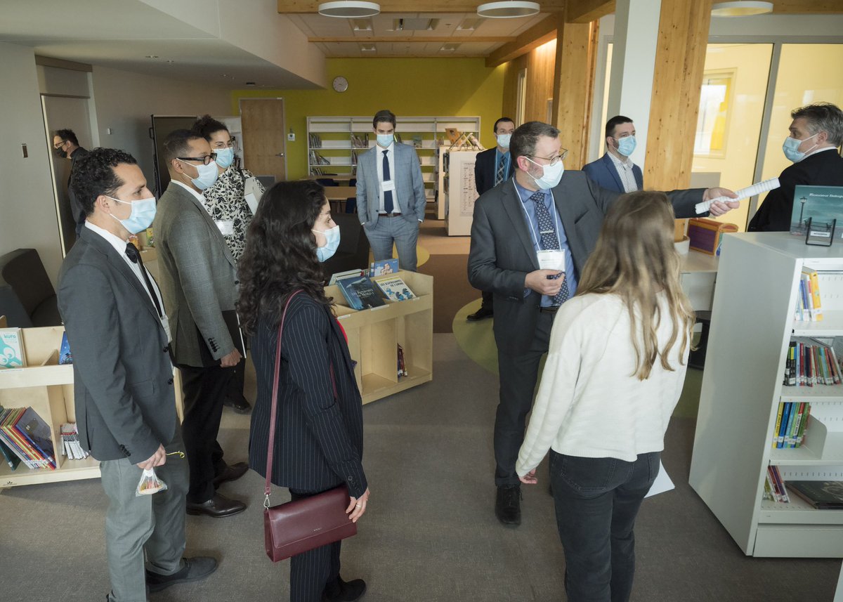 Inauguration de l'école Vauquelin dans
mon district vendredi dernier.
Une école aux installations modernes qui
permettront aux enfants de s'épanouir
dans leur environnement scolaire.
Nous avons eu droit à une visite guidée par
les élèves que trop heureux de leur nouvelle
école.