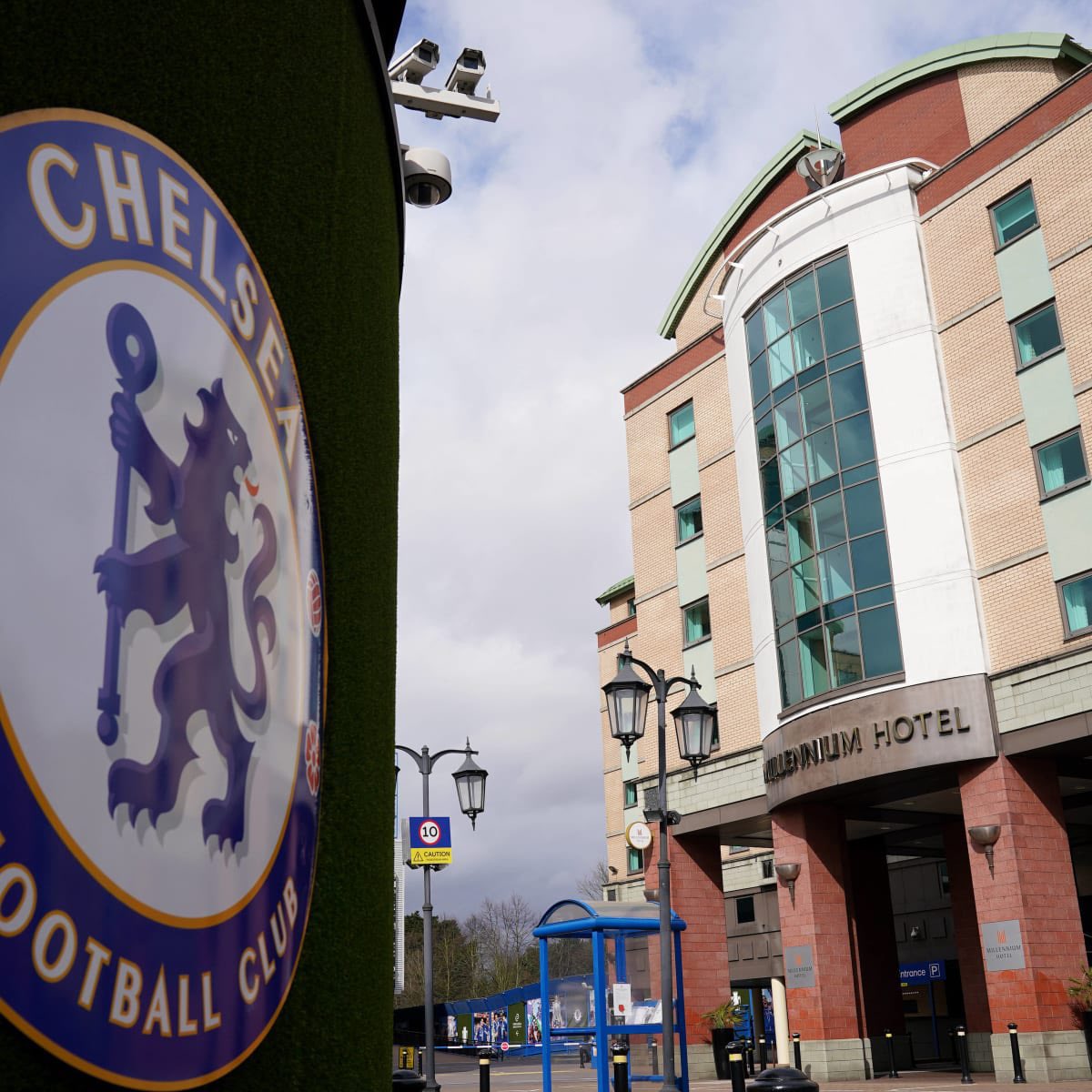 ✅ مؤكد : القائمة النهائية للعروض المقدمة لشراء تشيلسي / 

🇺🇸 تحالف عائلة ريكيتس. 
🇺🇸 تحالف تود بويلي. 
🇬🇧 السير مايكل بروتون وشركائه.
🇺🇸 ستيفن باجليوكا.

• سيتم اختيار المالك الجديد خلال شهر أبريل.
• قيمة الصفقة ستكون ما بين 2.5-2.75 مليار جنيه إسترليني.