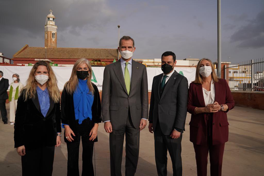 marifrangr's tweet photo. He acompañado hoy al Rey Felipe VI y al presidente @JuanMa_Moreno en su visita al puerto de #Bonanza, su lonja y la Cofradía de Pescadores de Sanlúcar de Barrameda. Un merecido apoyo a este importante sector. https://t.co/CRydHL6pCn