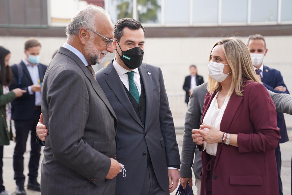 marifrangr's tweet photo. He acompañado hoy al Rey Felipe VI y al presidente @JuanMa_Moreno en su visita al puerto de #Bonanza, su lonja y la Cofradía de Pescadores de Sanlúcar de Barrameda. Un merecido apoyo a este importante sector. https://t.co/CRydHL6pCn