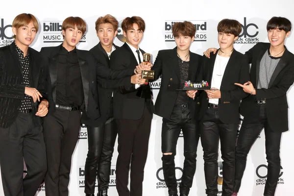 kasurok's tweet photo. BTS как фильмы Квентина Тарантино - тред 🖤

!Мое мнение может отличаться от вашего! https://t.co/YH5CN0SzAL