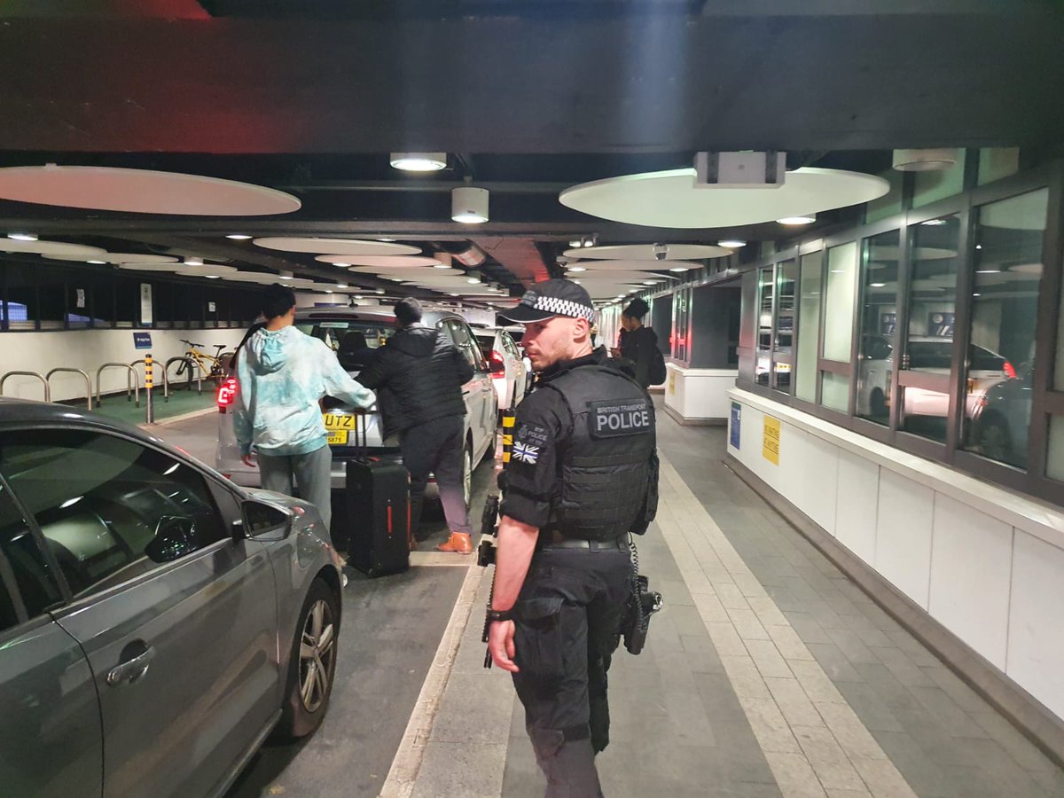 Our teams screening a lot of vehicles this evening at @NetworkRailBHM. Supporting @BTPBhm to deter hostile activity and crime. Keeping the railways safe. #Police #Birmingham #armedpolice