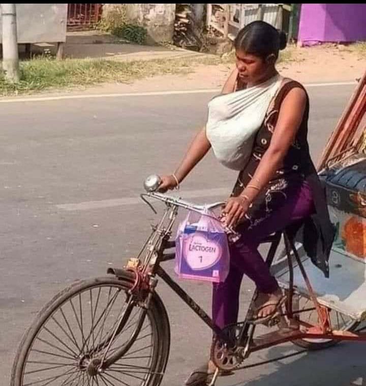 NANDANPRATIM's tweet photo. Five-month-old baby in the lap. The mother is driving the rickshaw. Is there a bolder scene than this? She is a woman from Assam. Proud of her! https://t.co/DSomepEctU