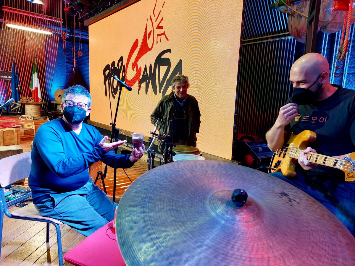 Prestigioso direttore che bullizza - giustamente - bassista laziale.
Imperdonabili
#derby #propagandalive