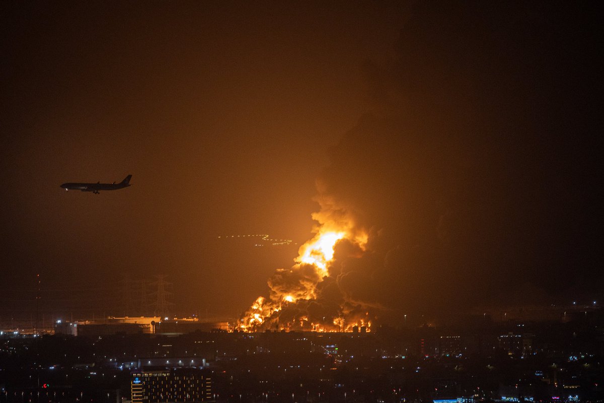 RT @andyhone: Plane coming in to land as the oil refinery fire burns through the night in Jeddah #F1 #Jeddah #Fire https://t.co/EXovdhaJBB