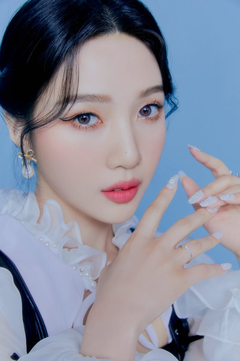 RPREDV's tweet photo. Red Velvet 'The ReVe Festival 2022 - Feel My Rhythm'
MV TEASER: ERIN
#RPREDV #VIPERSENT #REVEFESTlVAL https://t.co/w60imnZ6sE