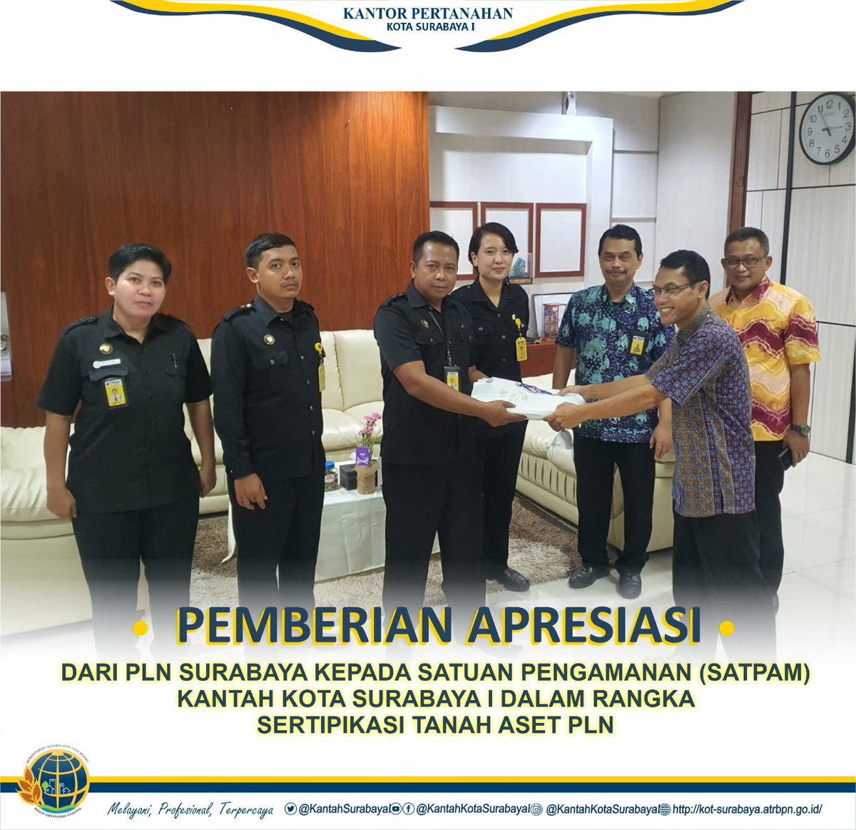 KantahSurabaya1's tweet photo. Halo SobATRBPN, Kamis (24/03/2022) Bertempat diruang Kepala Kantor Pertanahan Kota Surabaya I, PLN Surabaya memberikan apresiasi kepada satuan pengamanan (satpam) kantor pertanahan kota surabaya I dalam rangka sertipikasi tanah aset PLN. https://t.co/8aYzzFI0A2
