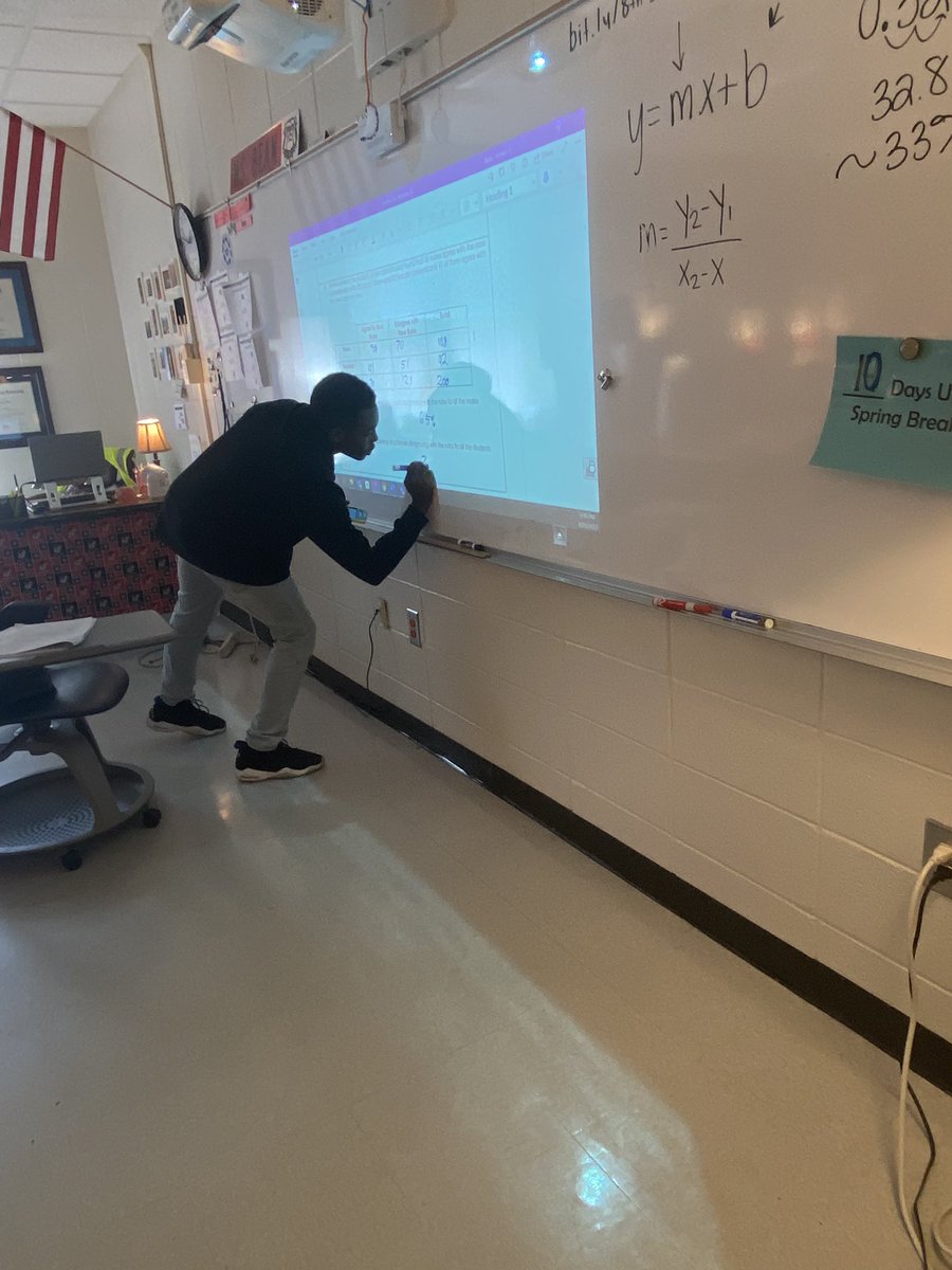 amberbeancarr's tweet photo. 100% iReady completion for the week and #flippedclassroom Friday means a little extra Recess @WBMSprincipal @hurstwbmsap https://t.co/sKZd8e3yk5