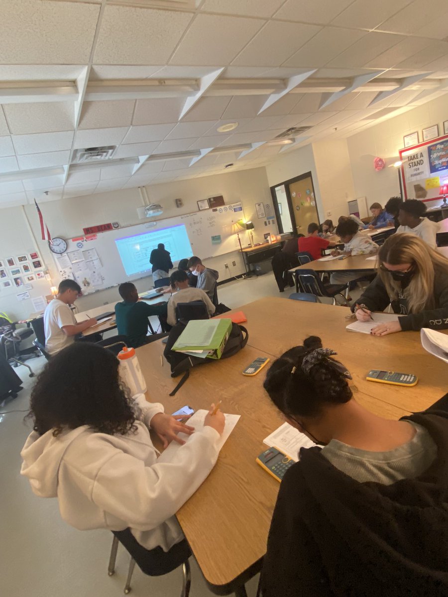 amberbeancarr's tweet photo. 100% iReady completion for the week and #flippedclassroom Friday means a little extra Recess @WBMSprincipal @hurstwbmsap https://t.co/sKZd8e3yk5