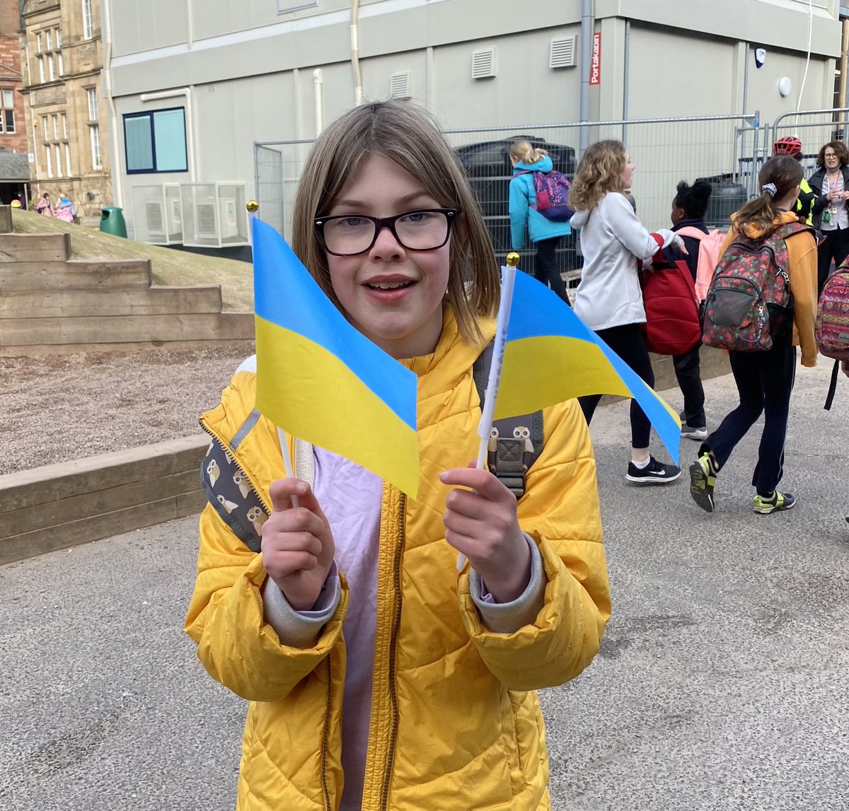 SciennesPS's tweet image. Ellie very proud of her dad Donald - as are we - for helping escort #DniproKids from Ukraine #StandWithUkraine️